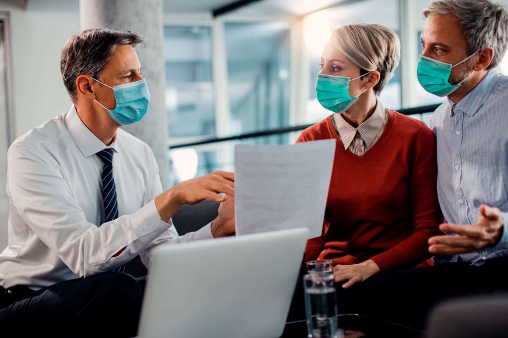 Abogados tratando Cláusula Rebus